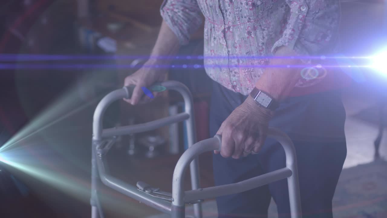 ⁇ 는 프레임을 사용하여 고령 여성의 중간 부분을 가로질러 움직이는 빛의 애니메이션