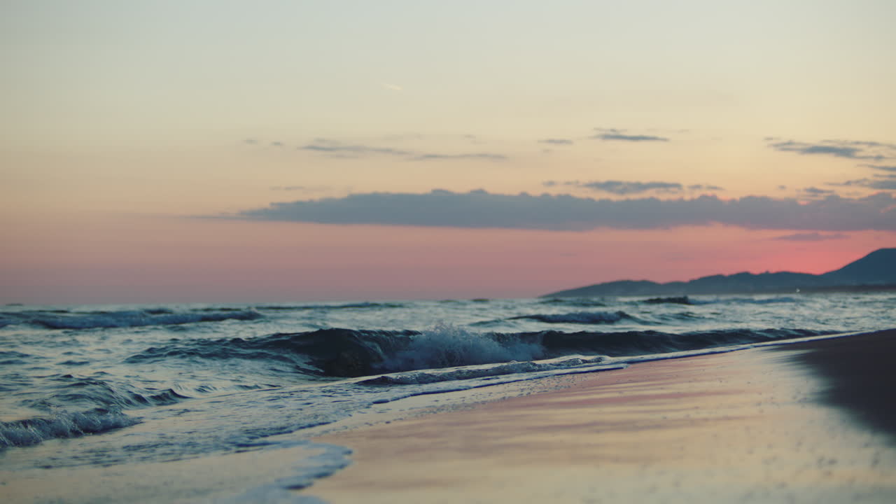 escena de la playa al atardecer