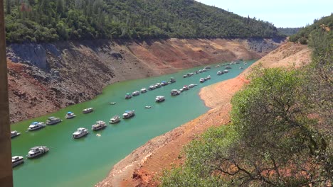 las casas flotantes se sientan bajas en el agua en el lago oroville en california durante la sequía extrema