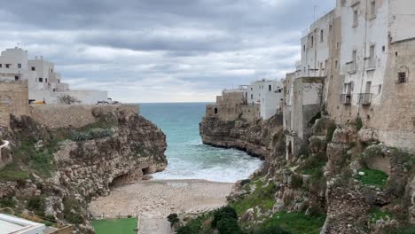 las olas en la playa de polignano a mare, italia