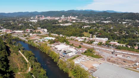 Video-Aéreo-De-Drones-De-4k-Del-Patio-De-Trenes-Del-Sur-De-Norfolk-Y-El-Distrito-De-Artes-Fluviales-A-Lo-Largo-Del-Amplio-Río-Francés-En-Asheville,-Nc