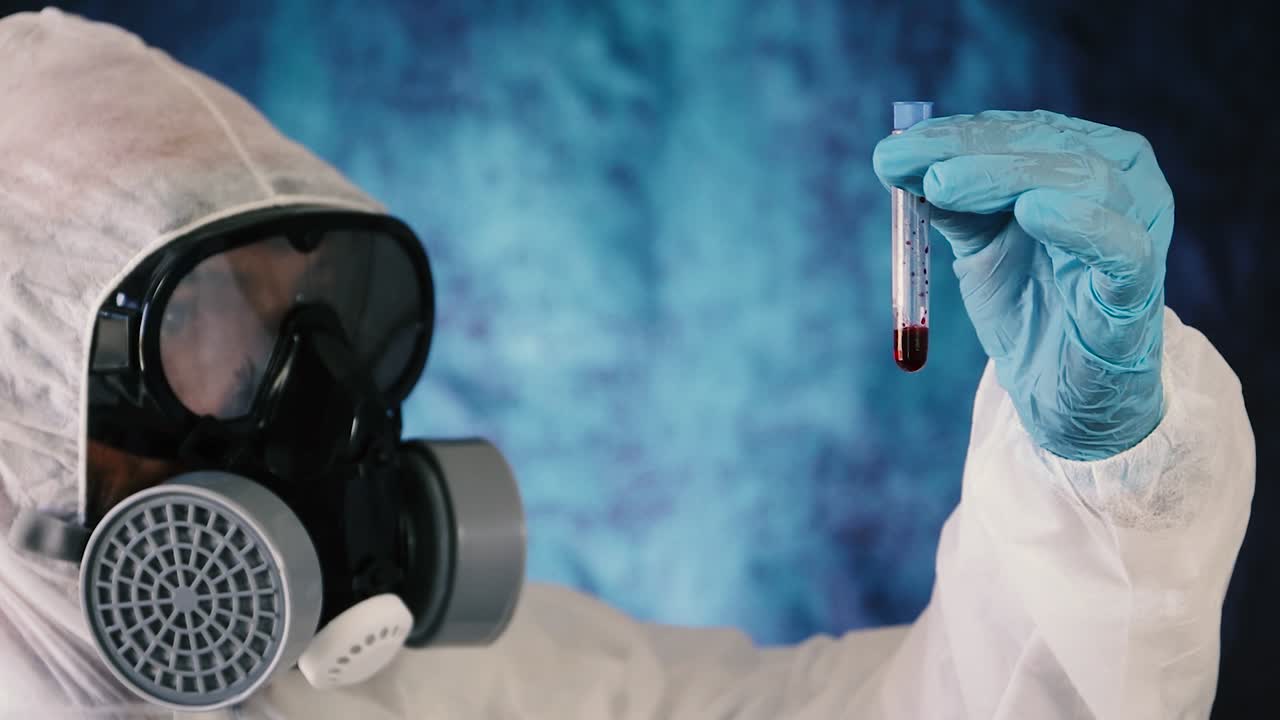 covid-19 생물학자가 혈액 샘플 테스트 튜브를 들고 두드리고 있습니다.