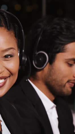 ejecutivos de negocios que usan auriculares