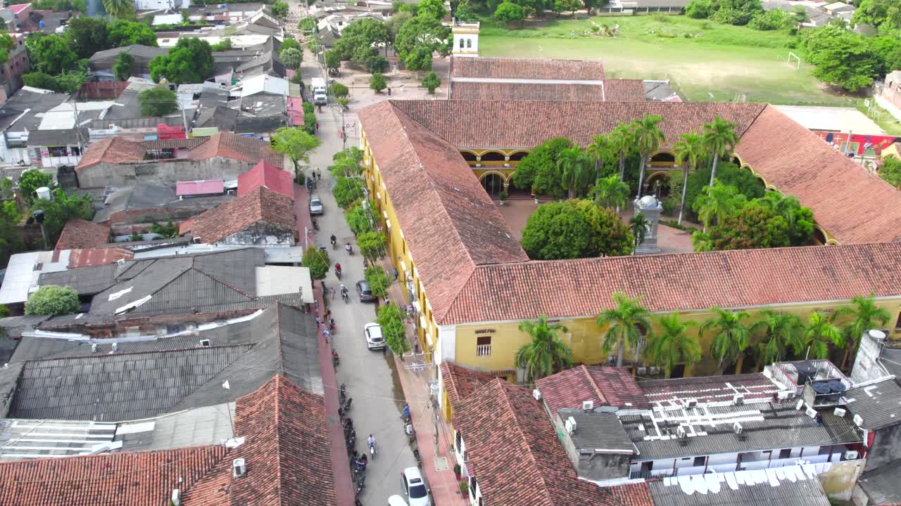 The drone captures the Colegio Nacional Pinillos, a distinguished institution in Mompox that has been a cornerstone of education and culture for generations. Pitch forward.