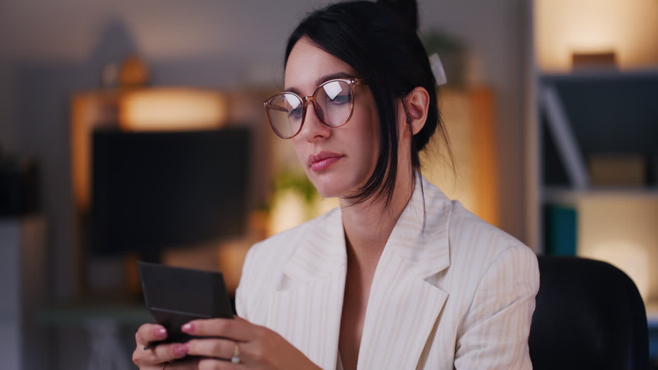 la mujer triste cuenta las pérdidas financieras en la calculadora.