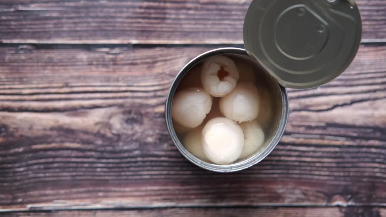 latas abiertas de litchis enlatados