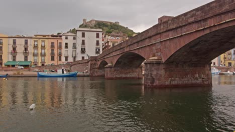 Alte-Historische-Steinbrücke-über-Den-Fluss-Im-Dorf-Bosa,-Insel-Sardinien