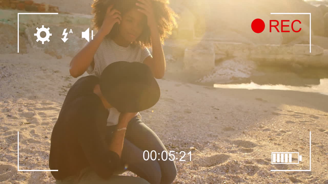 카메라가 애니메이션을 녹화하여 이 해변에서 함께 시간을 즐기고 있습니다.