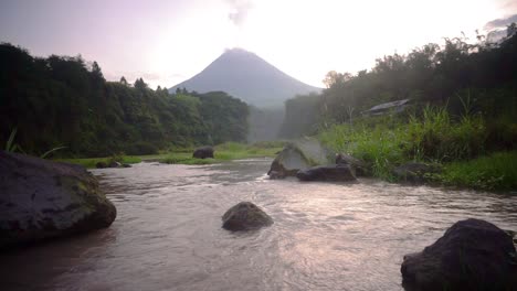 Río-Rocoso-De-Montaña-Con-Volcán-Que-Emite-Humo-En-El-Fondo---Hermosas-Imágenes-De-La-Naturaleza-En-La-Jungla