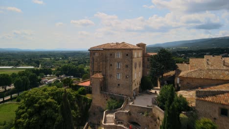 Toma-Aérea-De-Establecimiento-De-Un-Castillo-Con-Jardines-En-Lauris,-Francia.