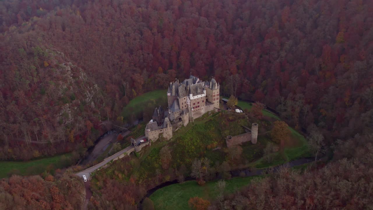 Veduta aerea di Burg Eltz al tramonto, circondato da verdi colline, Germania