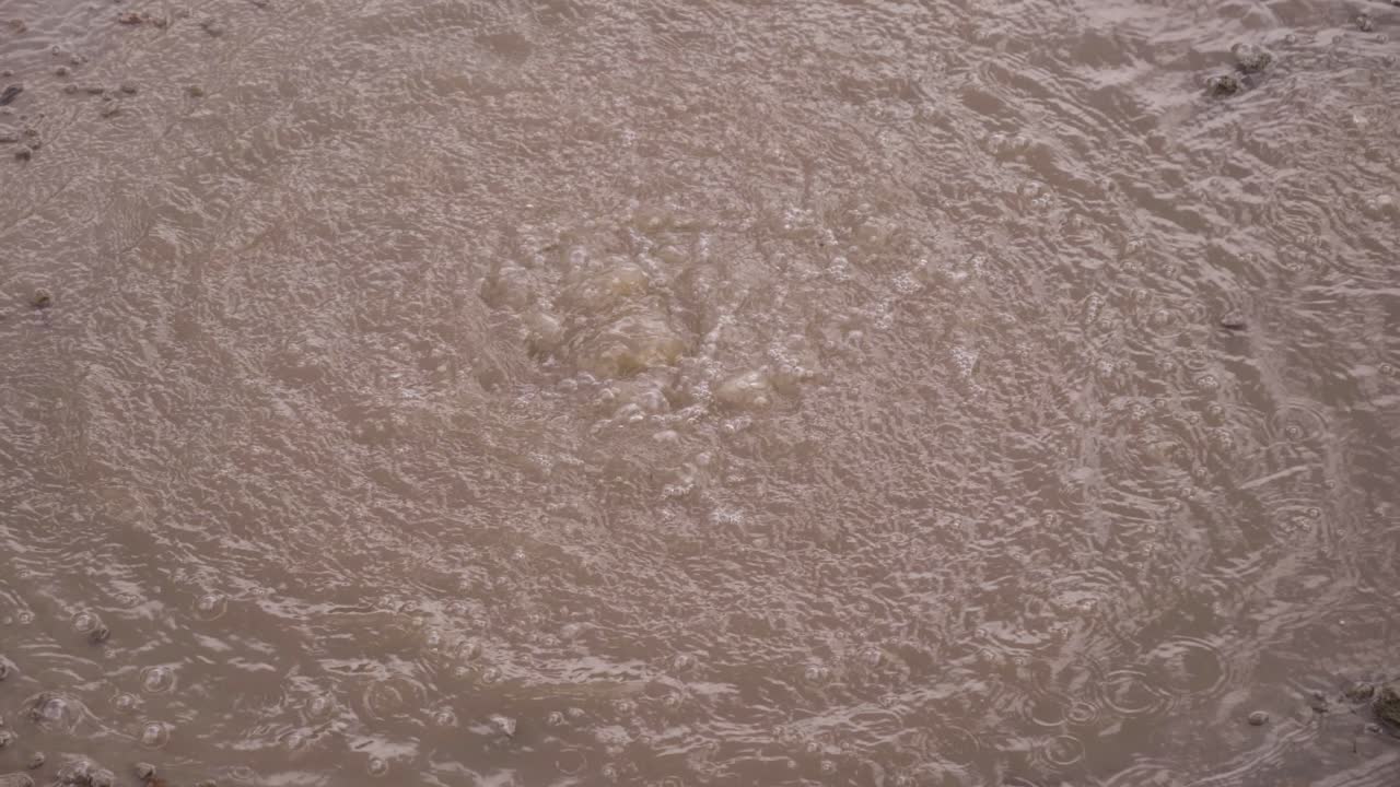 burbujeante fuente volcánica natural caliente en las azores de cerca, en cámara lenta