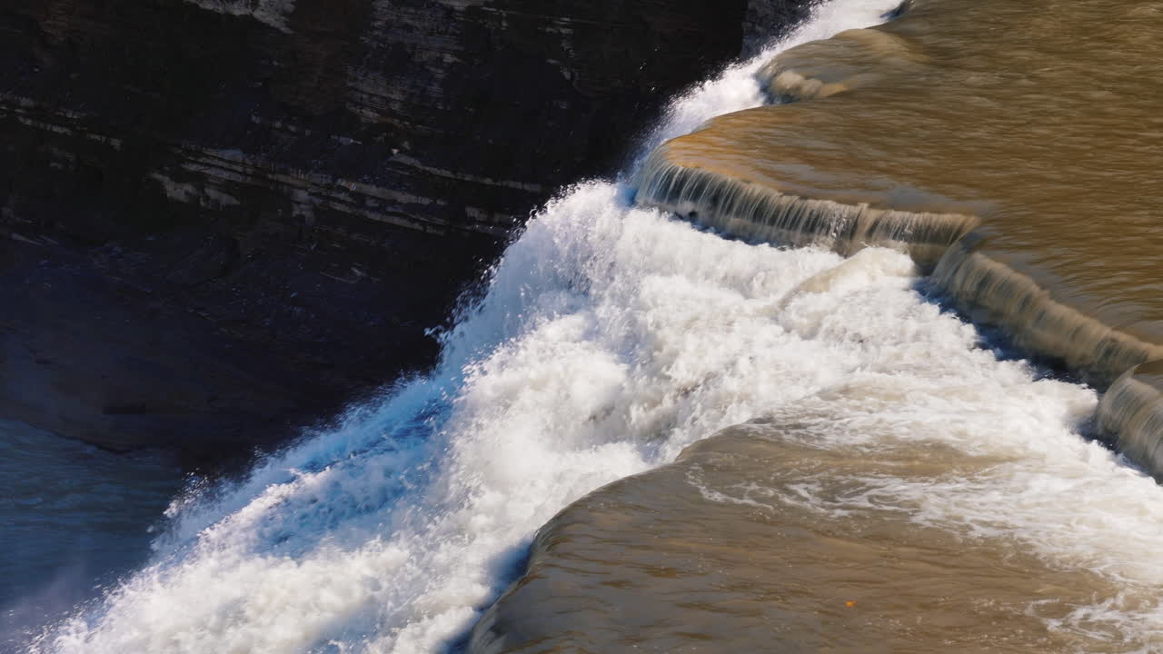 넓은 강에서 폭포 캐스케이드