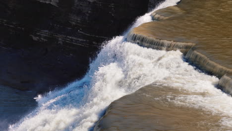 Wasserfallkaskade-Im-Breiten-Fluss