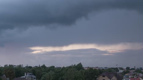 lapso de tiempo de nubes de tormenta oscuras y dramáticas que se mueven rápidamente sobre el horizonte de la ciudad, tarde de verano nublada, tiro de gran angular