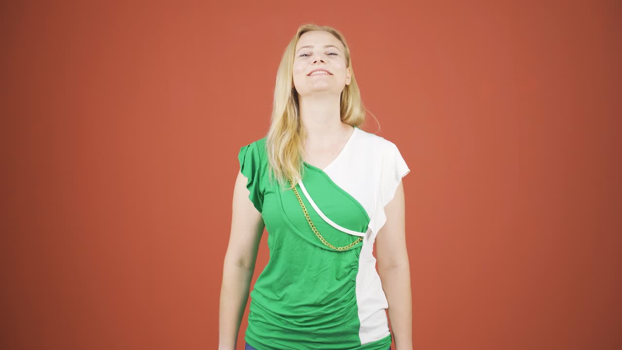 mujer haciendo un gesto positivo a la cámara.