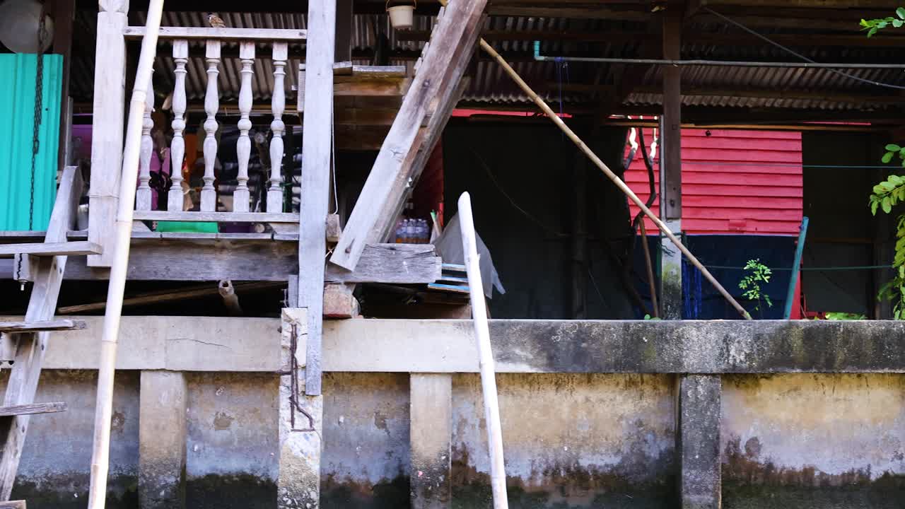 운하 에 있는 나무 집 과 나무 들