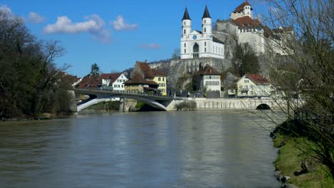 Vista-Aérea-Con-El-Dron-De-La-Antigua-Ciudad-De-Aarburg-En-Suiza-Con-Río