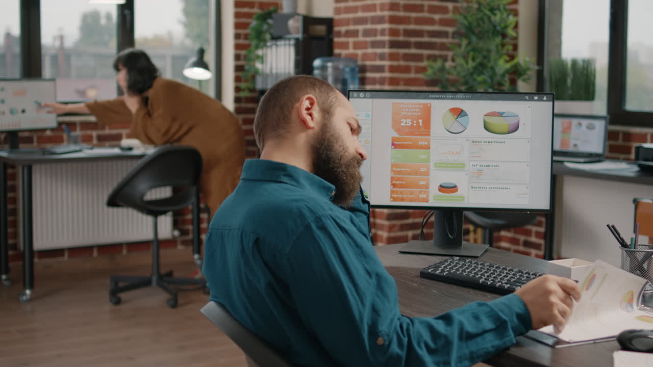 hombre trabajando en oficina