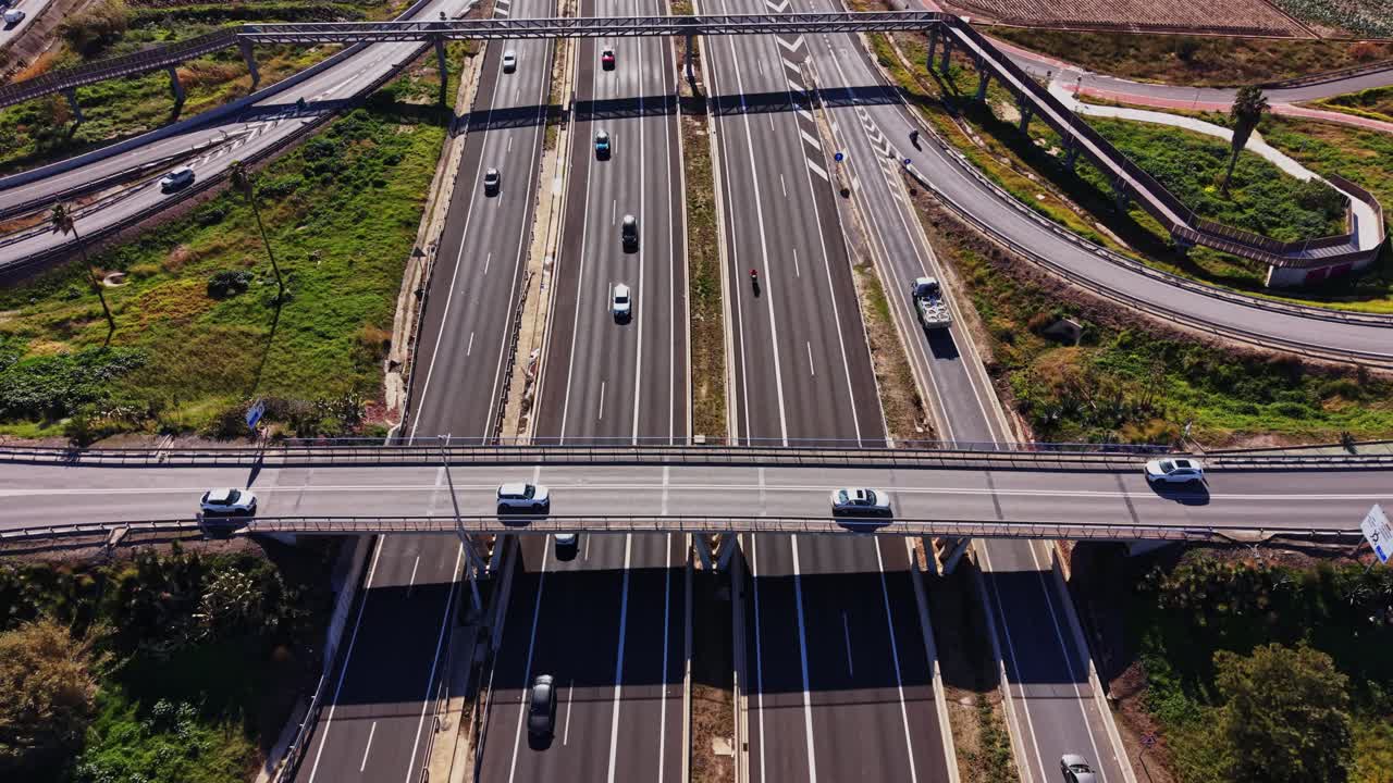 Il traffico scorre sulle autostrade vicino a una città in Spagna durante il giorno