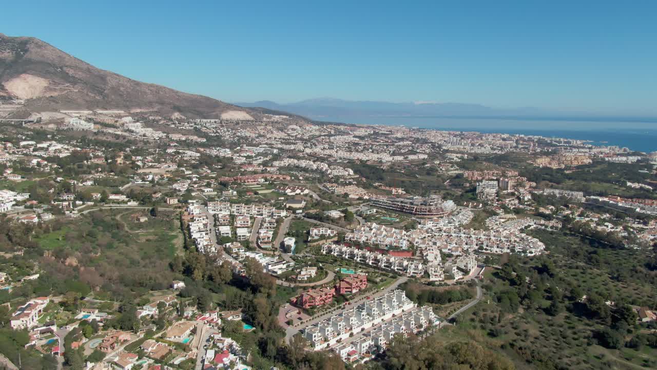 Ampia ripresa con drone che mostra una bellissima città costiera in Andalusia, Spagna