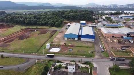 acercándose al gigante industrial: imágenes de drones vuelan hacia el almacén de la fábrica, mostrando su escala y actividad