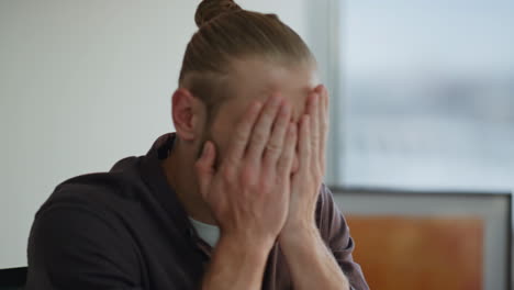 Overworked-programmer-massaging-head-office-closeup.-Man-suffering-from-migraine