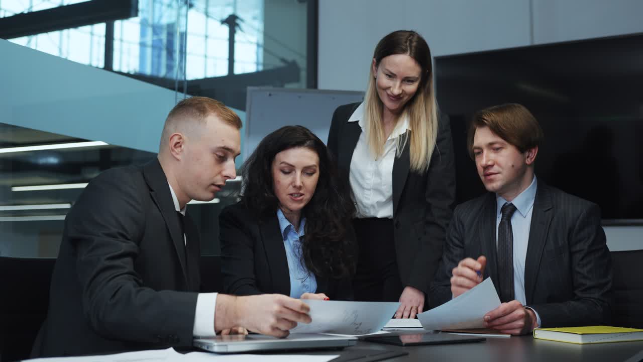 analítica trabajando con papeles en una reunión de negocios