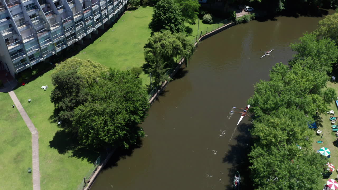 공중 - tigre, buenos aires, argentina의 강에서 노를 젓는 보트, 전방 추적