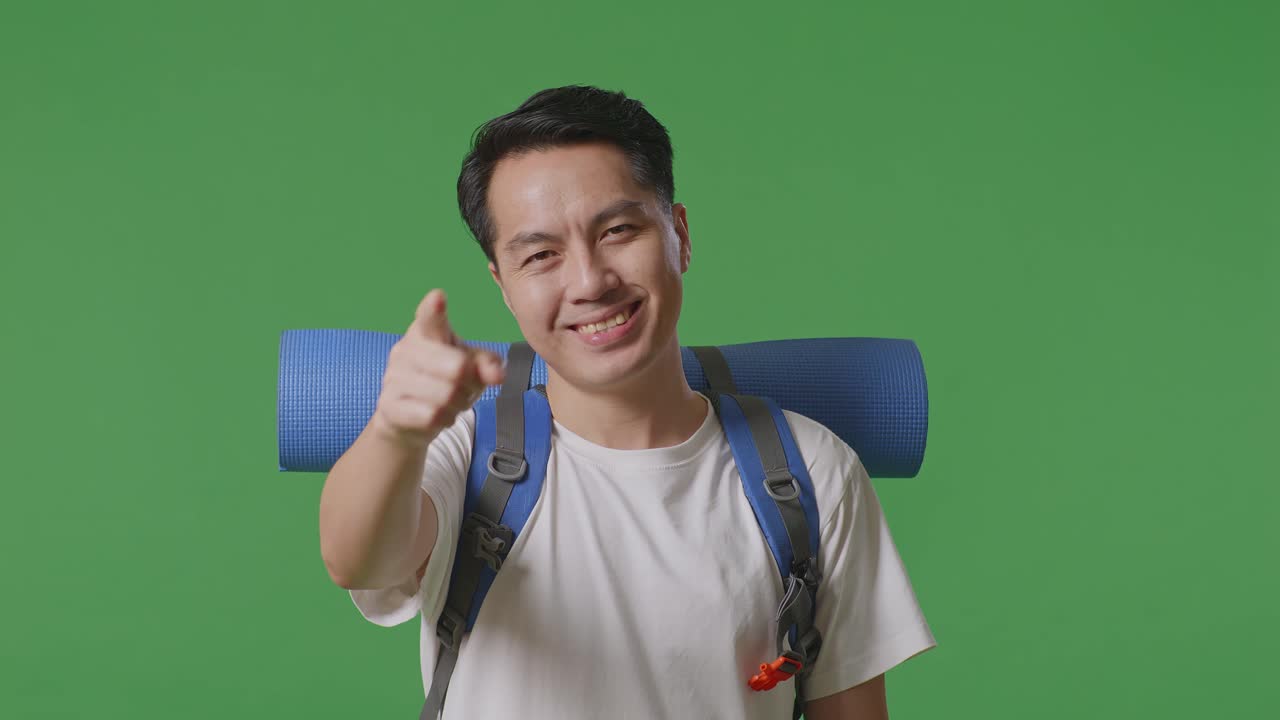 배을 가리키는 남자