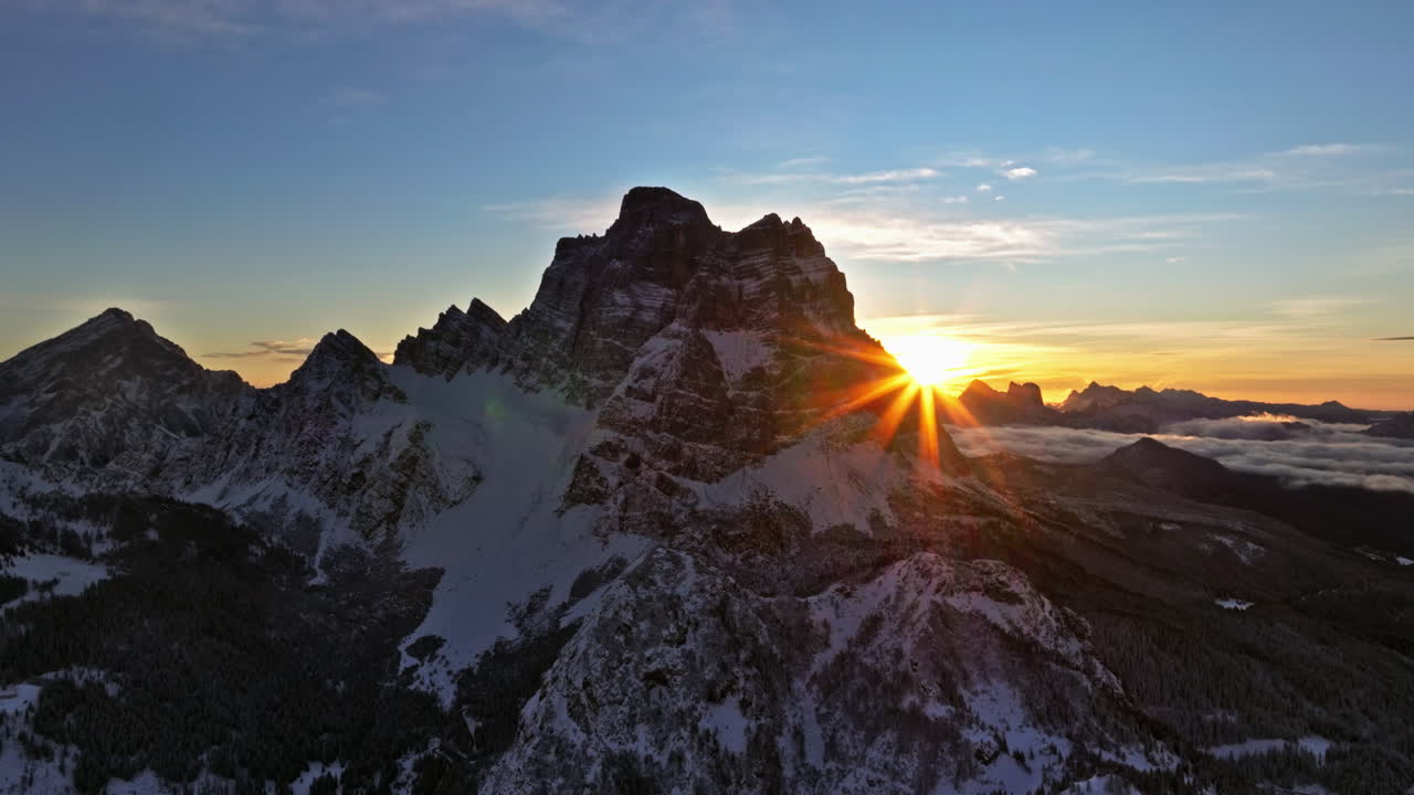 Widok z lotu drona na górę Pelmo w Dolomitach we Włoszech o wschodzie słońca