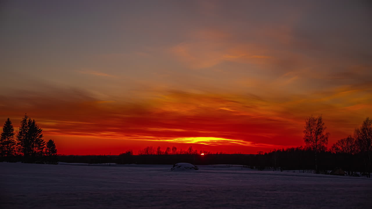 눈 덮인 시골 풍경 위에 황금빛 일몰 - 시간 경과