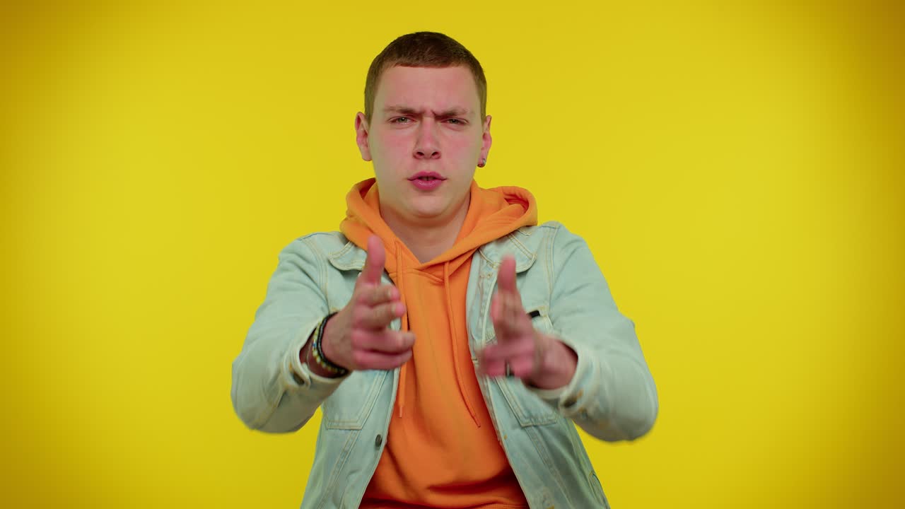 hombre apuntando con el dedo el gesto de la pistola, pareciendo confiado, haciendo una elección, disparando matando