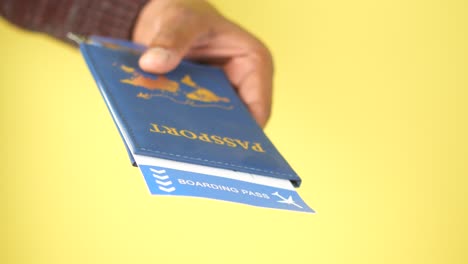 persona con pasaporte y tarjeta de embarque