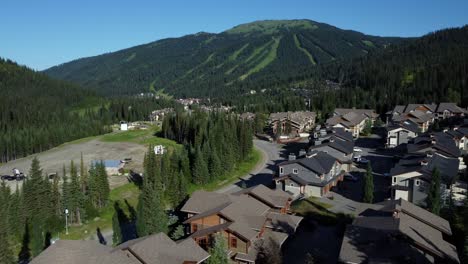 Drohnenaufnahme-Des-Skigebiets-Sun-Peaks-In-Kanada-Mit-Mountainbiken-Im-Sommer-Und-Skifahren-Im-Winter