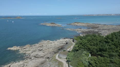 playa de roche pelee con saint-malo en el fondo, dinard en gran bretaña, francia