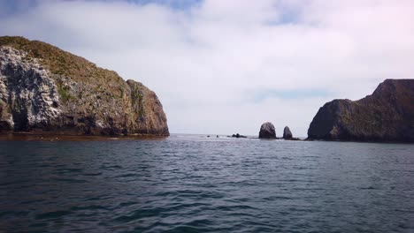 Toma-Amplia-Del-Cardán-Desde-Un-Barco-En-Movimiento-De-La-Brecha-Entre-Las-Islas-Anacapa-Del-Este-Y-El-Medio-En-El-Parque-Nacional-De-Las-Islas-Del-Canal-Frente-A-La-Costa-De-California