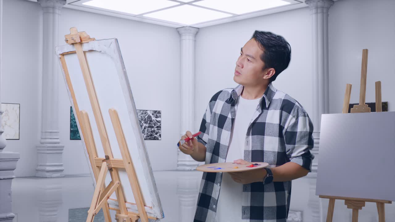 아시아 남성 예술가 는 갤러리 에서 오일 페인트 와 브러쉬 로 그림 을 그리는 동안 캔버스 에 있는 그림 에 불만족 하여 머리 를 흔들고 있다
