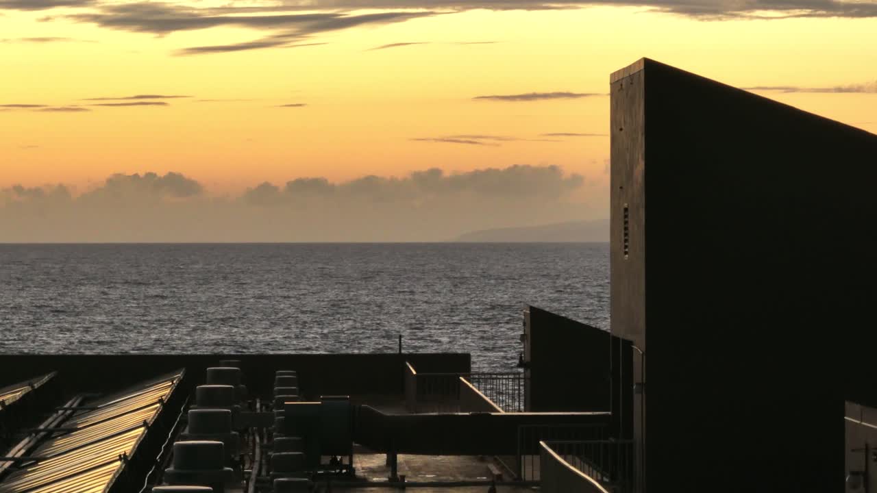 tiro de grúa aérea que se eleva por encima de un condominio frente al océano en el sur de maui