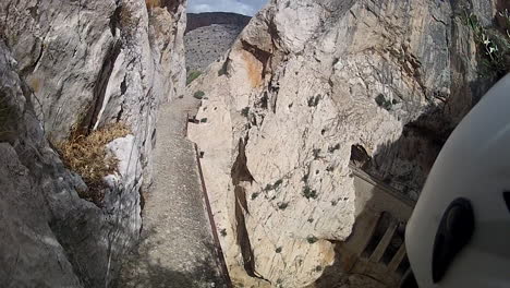 El-Caminito-Del-Rey-Prohibido,-Camino-Peligroso-Punto-De-Vista-Cámara-Del-Casco