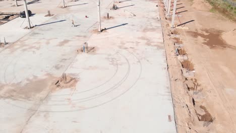 construcción de una sala, suelo de hormigón vertido y columnas de pie