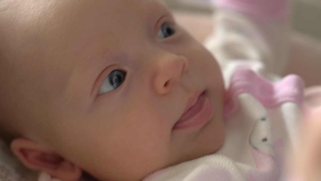 el bebé se mueve la cabeza