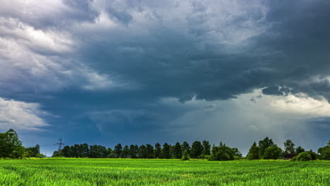 Dramatische-Gewitterwolken-Ziehen-über-üppigem-Grünem-Wiesenpanorama-Auf,-Zeitraffer