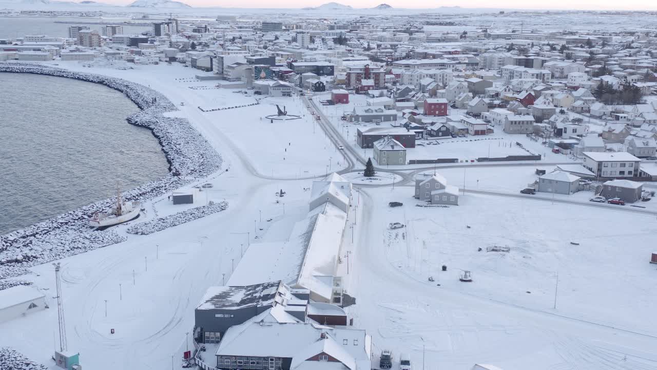겨울 눈으로 덮인 아이슬란드 해안의 조용한 해안 마을, 공중