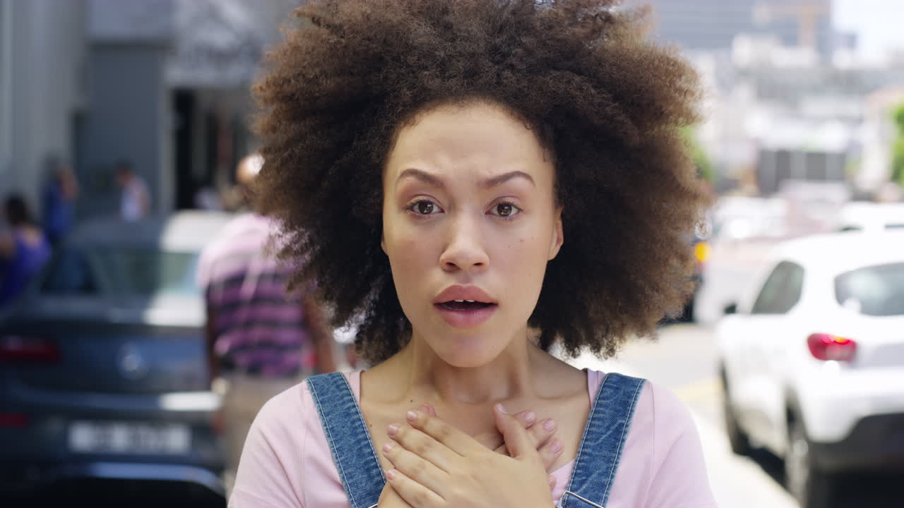 mujer sorprendida en la calle