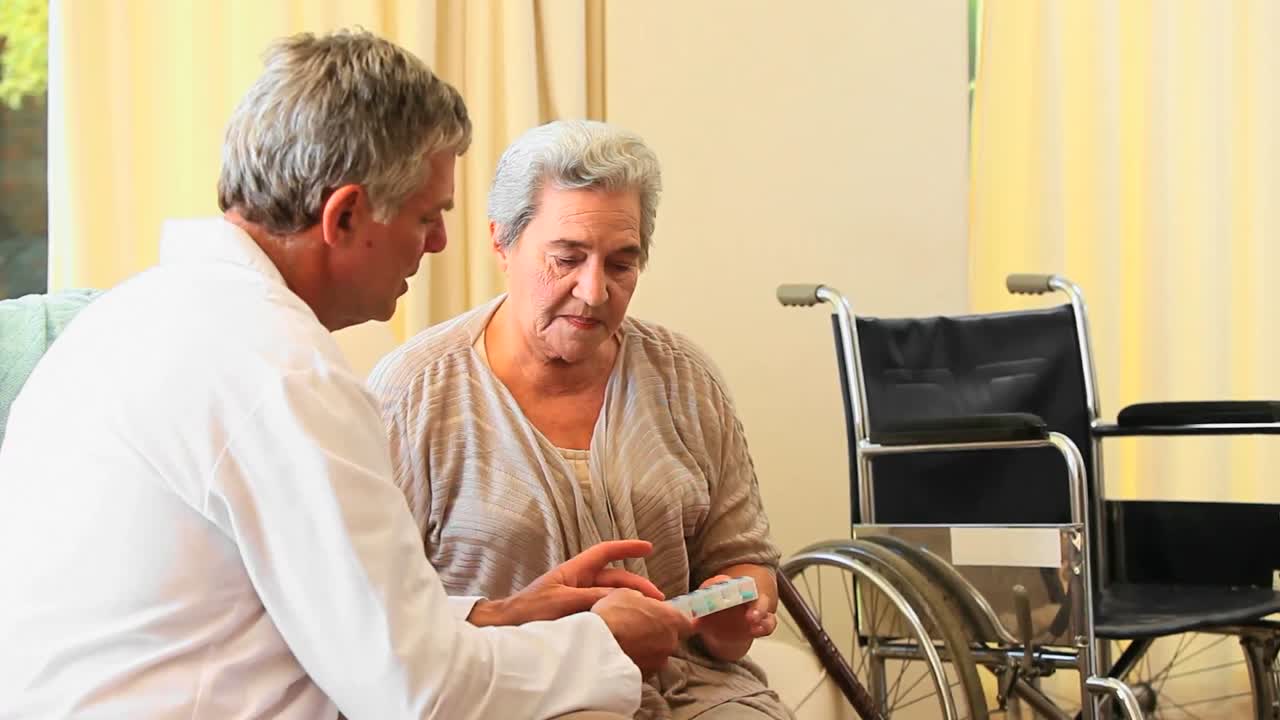 의사 가 환자 에게 약 과 지침 을 주는 것