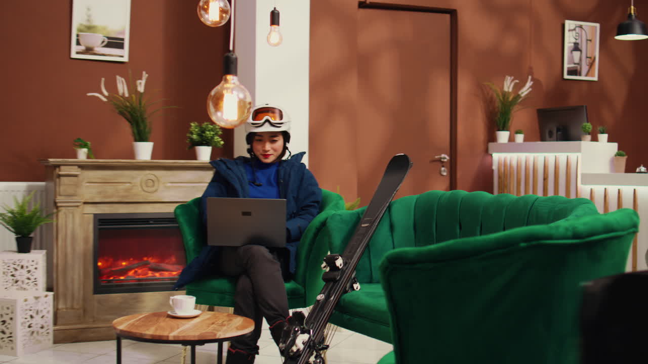 노트북으로 웹을 탐색하는 아시아 소녀