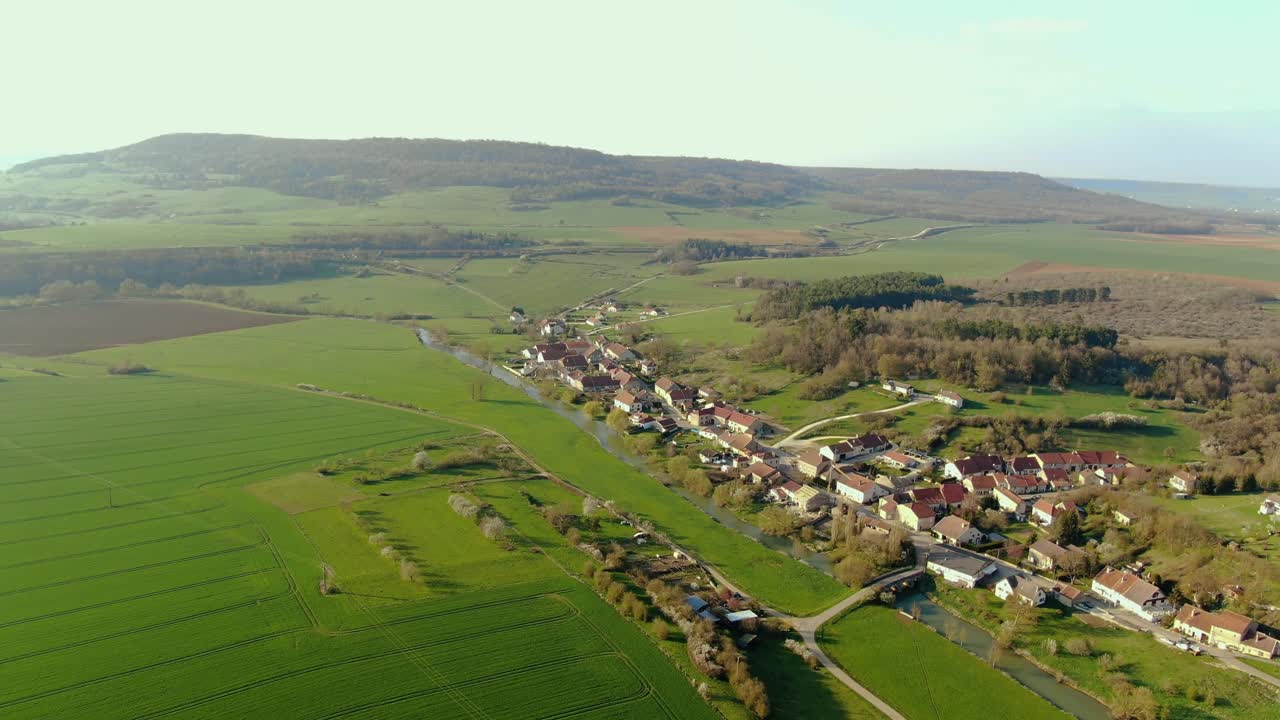 vista aérea de un pequeño pueblo en la granja