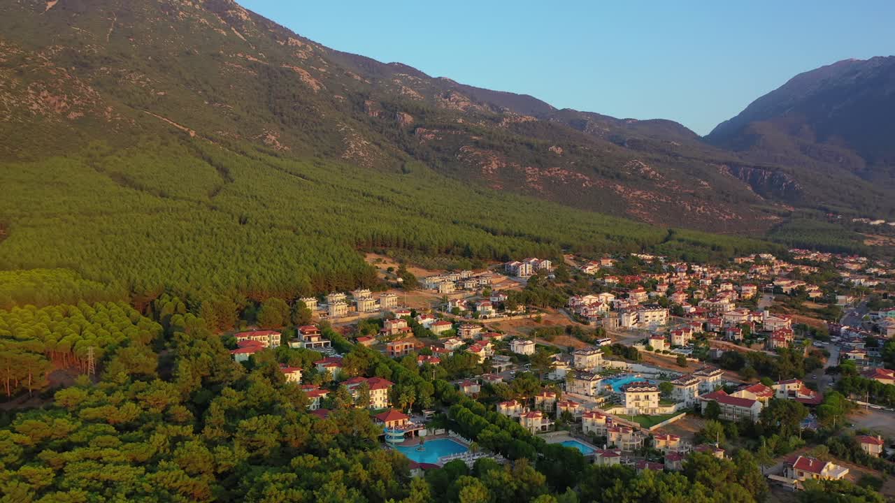vista de fethiye turquía durante la puesta de sol, antena