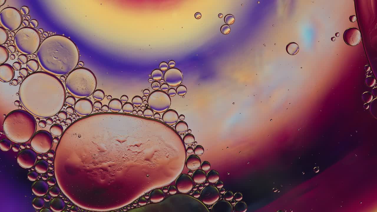 추상적인 다채로운 음식 기름 방울 거품과 구가 흐르고